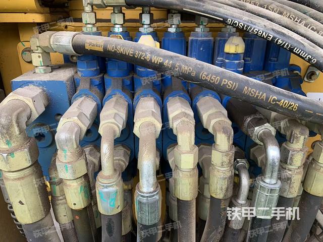 回转马达和主控阀（整机外观）