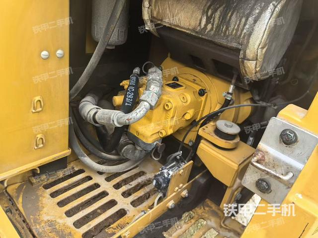 液壓泵艙室正面整體(整機(jī)外觀) 液壓泵艙室正面整體(整機(jī)外觀)