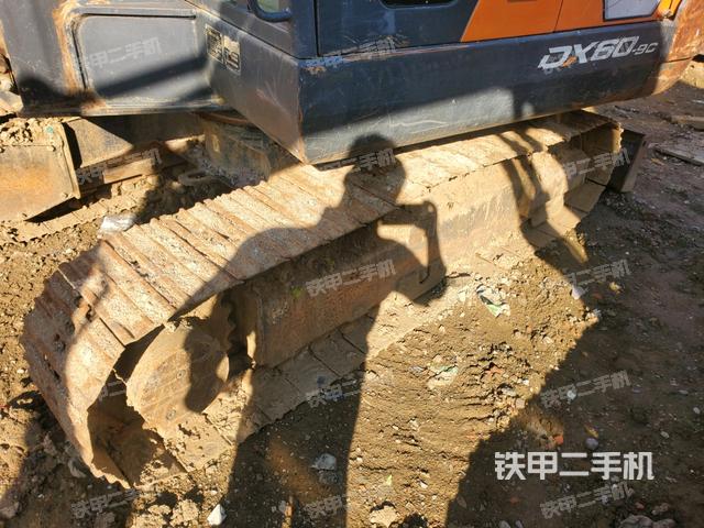 單側(cè)履帶整體(整機(jī)外觀) 單側(cè)履帶整體(整機(jī)外觀)