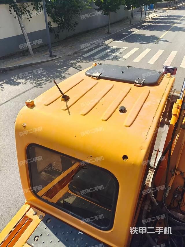 駕駛室頂部(整機外觀) 駕駛室頂部(整機外觀)