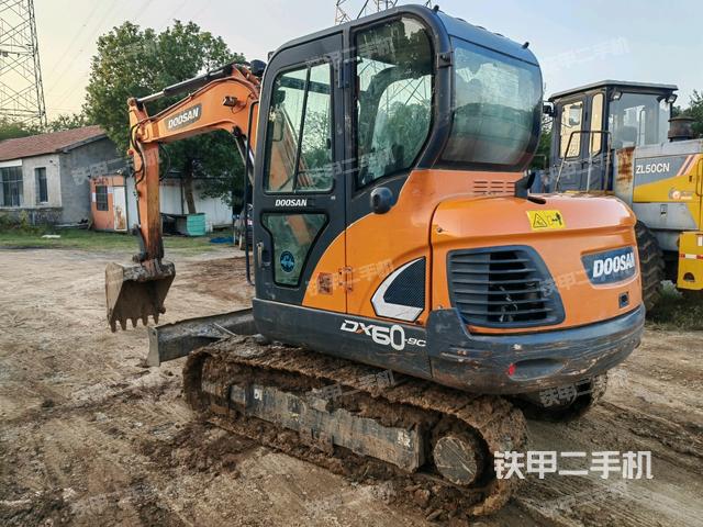 駕駛室頂部(整機(jī)外觀) 駕駛室頂部(整機(jī)外觀)
