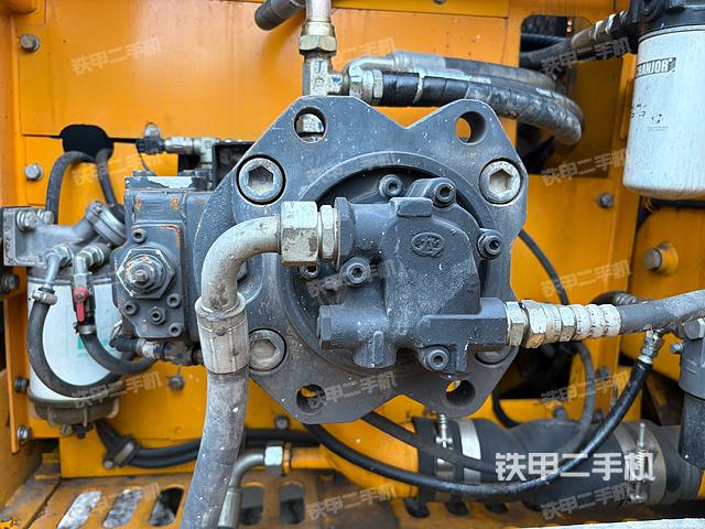 液壓泵艙室正面整體(整機外觀) 液壓泵艙室正面整體(整機外觀)