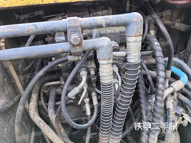 回转马达和主控阀（整机外观）