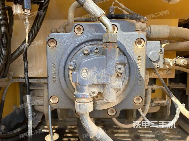 液压泵舱室正面整体（整机外观）