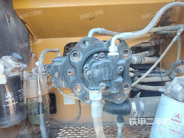 液壓泵艙室正面整體(整機(jī)外觀) 液壓泵艙室正面整體(整機(jī)外觀)