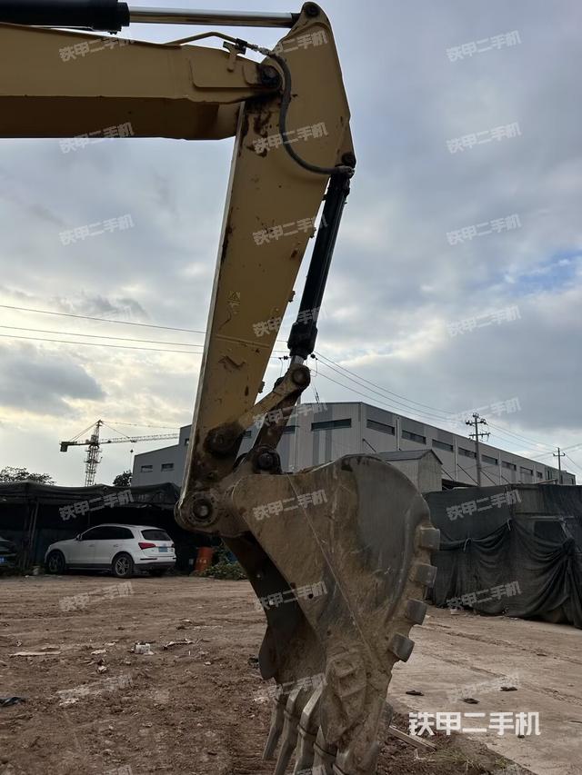 小臂整体左后(工作和回转装置) 小臂整体左后(工作和回转装置)