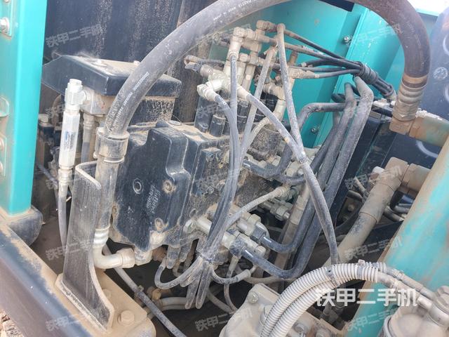 回轉(zhuǎn)馬達(dá)和主控閥(整機(jī)外觀) 回轉(zhuǎn)馬達(dá)和主控閥(整機(jī)外觀)