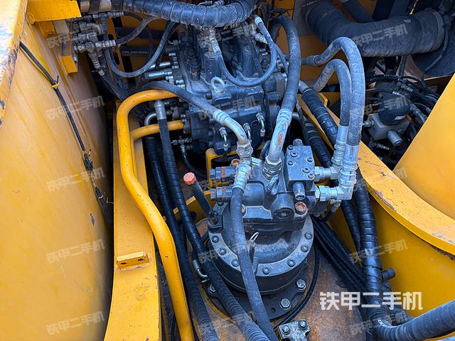 回轉(zhuǎn)馬達和主控閥(整機外觀) 回轉(zhuǎn)馬達和主控閥(整機外觀)