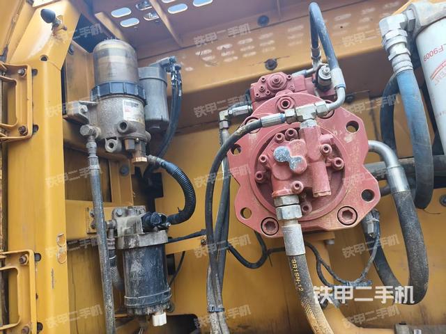 液壓泵艙室正面整體(整機外觀) 液壓泵艙室正面整體(整機外觀)