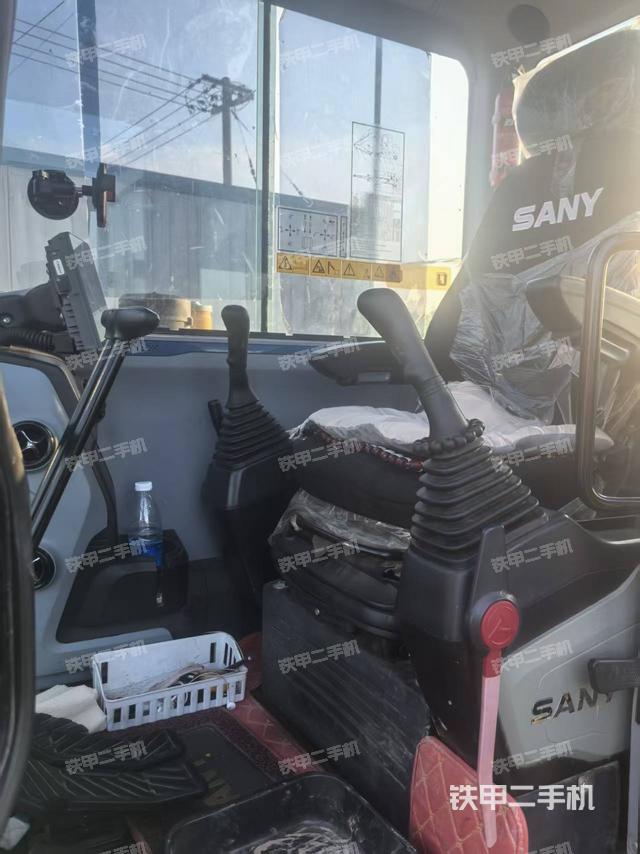 駕駛室整體(整機(jī)外觀) 駕駛室整體(整機(jī)外觀)