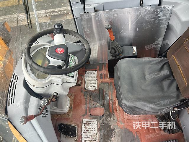 駕駛室工作臺(tái)(整機(jī)外觀(guān)及大件) 駕駛室工作臺(tái)(整機(jī)外觀(guān)及大件)