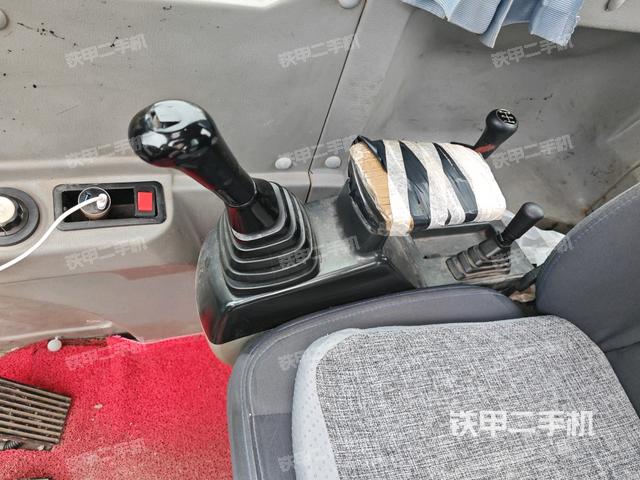 座椅右側(cè)控制臺/鑰匙門/油門/含右手柄(駕駛室部分) 座椅右側(cè)控制臺/鑰匙門/油門/含右手柄(駕駛室部分)