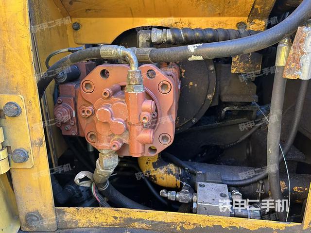 液壓泵艙室正面整體(整機(jī)外觀) 液壓泵艙室正面整體(整機(jī)外觀)