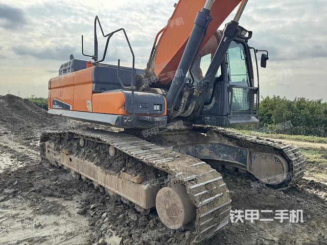 單側(cè)履帶整體(整機(jī)外觀) 單側(cè)履帶整體(整機(jī)外觀)