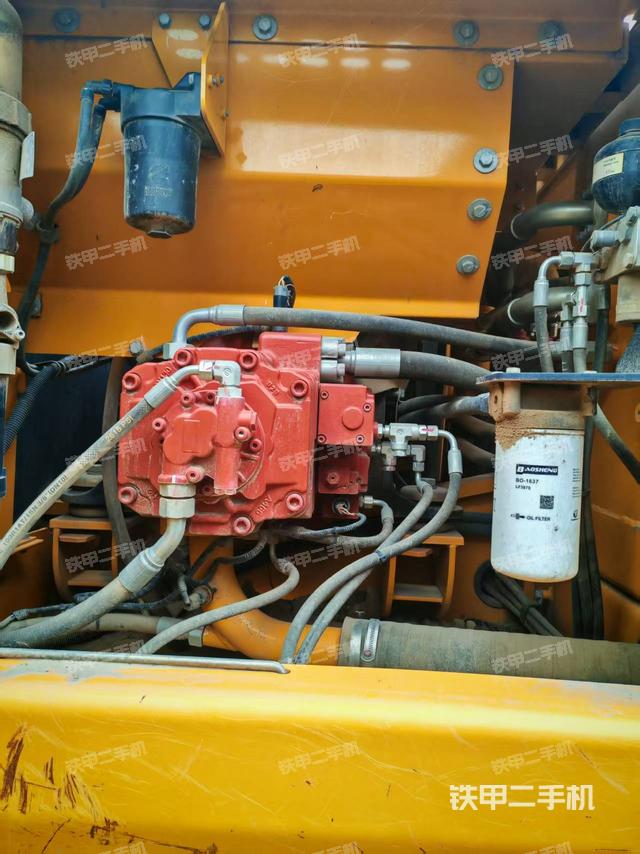 液壓泵艙室正面整體(整機(jī)外觀) 液壓泵艙室正面整體(整機(jī)外觀)