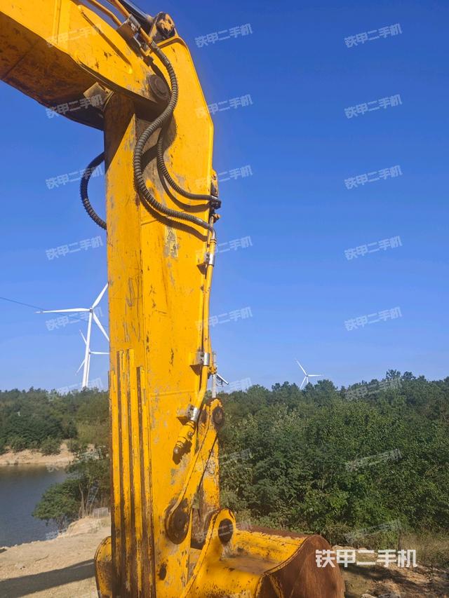 大臂油缸整体 竖拍（工作和回转装置）