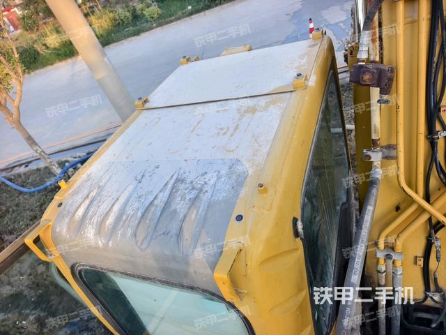 駕駛室頂部(整機(jī)外觀) 駕駛室頂部(整機(jī)外觀)