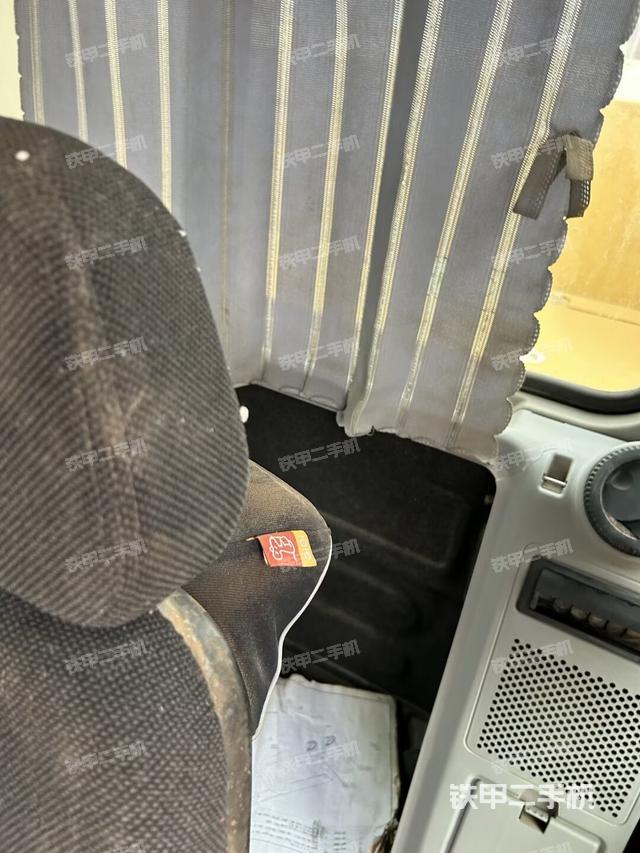 行走控制手柄和踏板 俯拍(驾驶室部分) 行走控制手柄和踏板 俯拍(驾驶室部分)