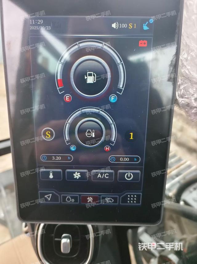 駕駛室頂部(整機(jī)外觀) 駕駛室頂部(整機(jī)外觀)