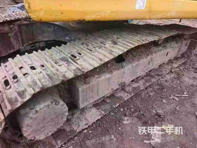 單側(cè)履帶整體(整機(jī)外觀) 單側(cè)履帶整體(整機(jī)外觀)
