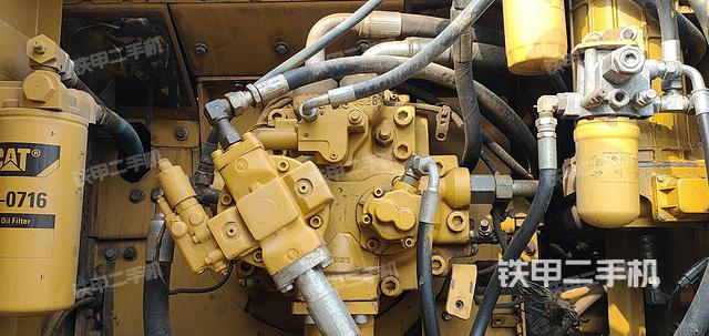 液压泵舱室正面整体（整机外观）