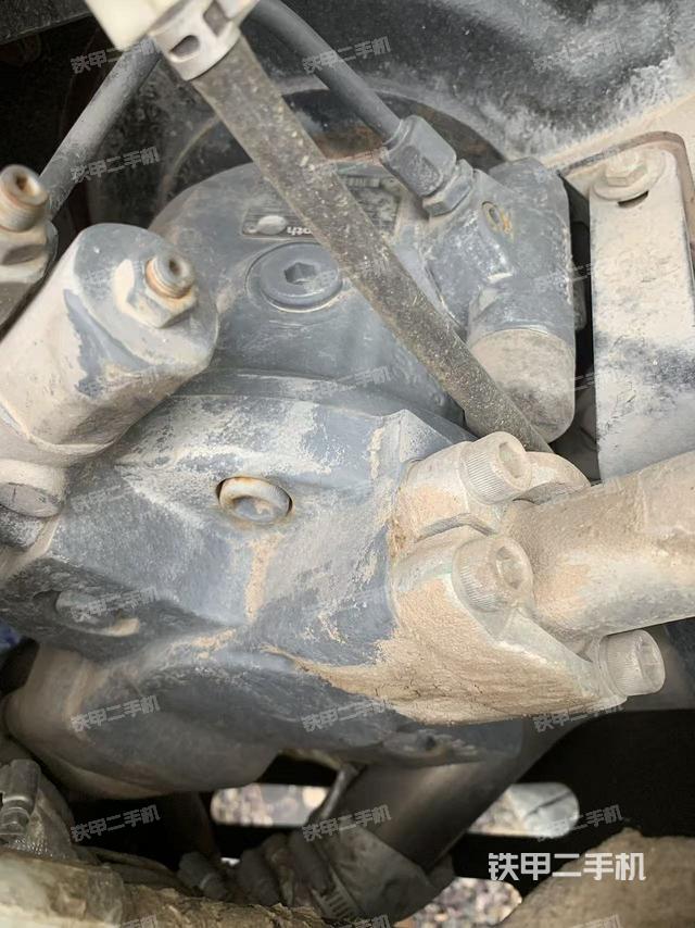 液压泵舱室正面整体（整机外观）