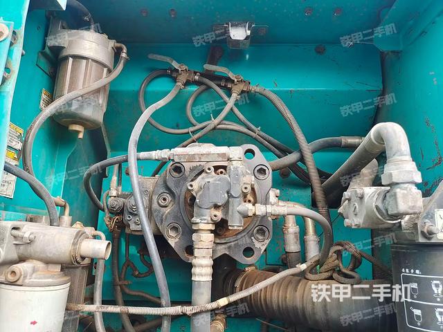 液壓泵艙室正面整體(整機外觀) 液壓泵艙室正面整體(整機外觀)