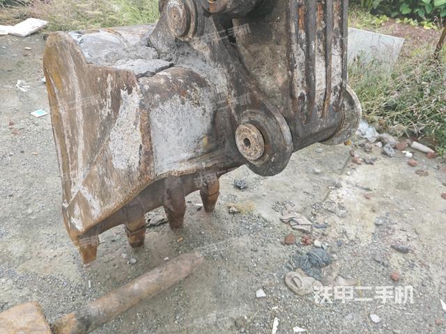 鏟斗右后整體(工作和回轉(zhuǎn)裝置) 鏟斗右后整體(工作和回轉(zhuǎn)裝置)