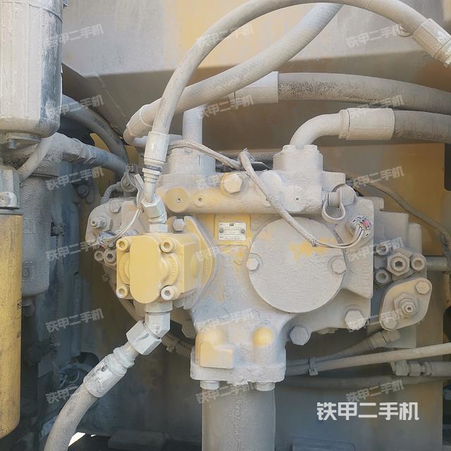液壓泵艙室正面整體(整機外觀) 液壓泵艙室正面整體(整機外觀)