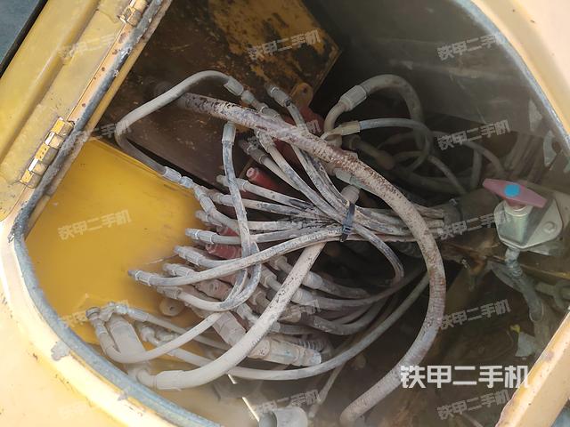 回轉(zhuǎn)馬達和主控閥(整機外觀) 回轉(zhuǎn)馬達和主控閥(整機外觀)