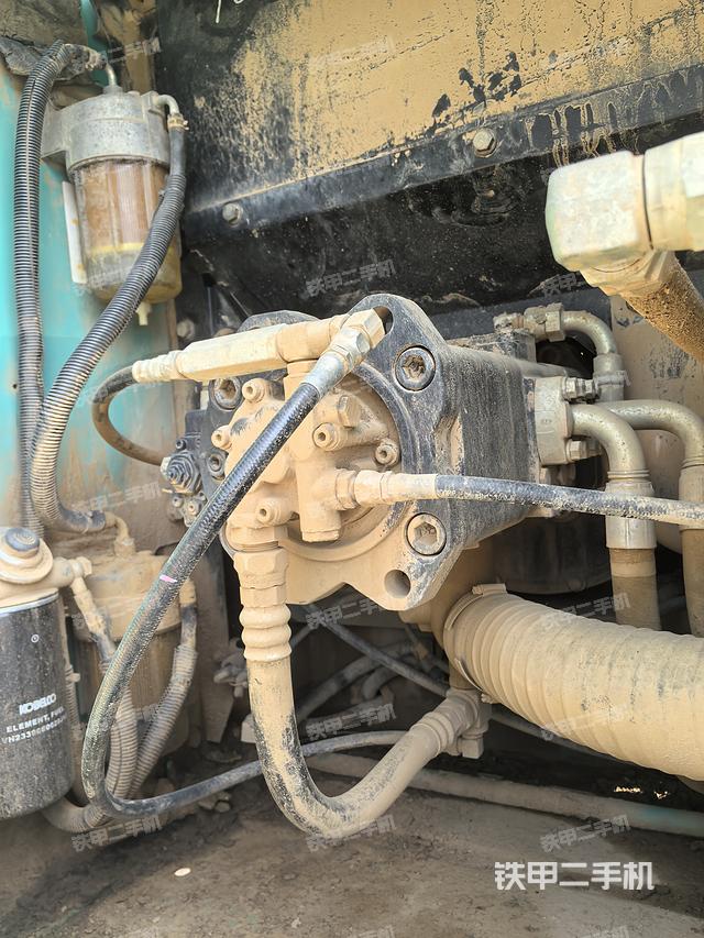 液壓泵艙室正面整體(整機外觀) 液壓泵艙室正面整體(整機外觀)