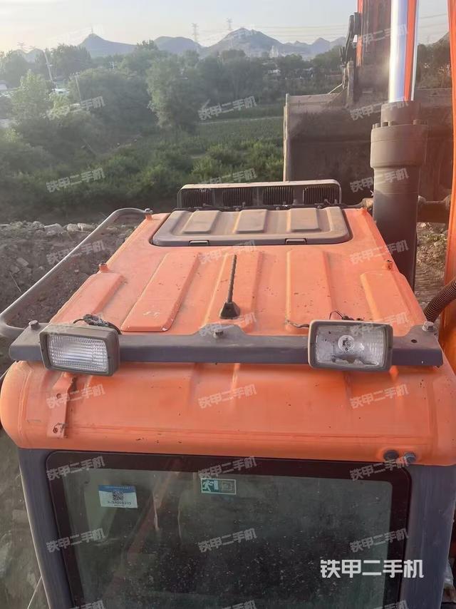 駕駛室頂部(整機(jī)外觀) 駕駛室頂部(整機(jī)外觀)