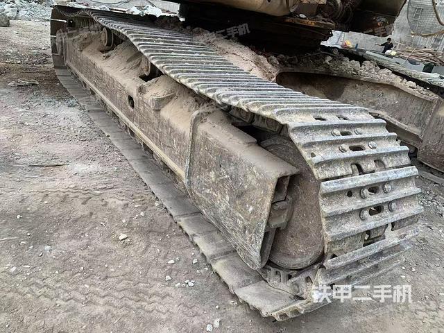 單側(cè)履帶整體(整機外觀) 單側(cè)履帶整體(整機外觀)