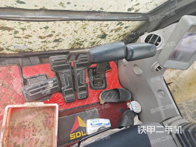 行走控制手柄和踏板?俯拍（駕駛室部分）