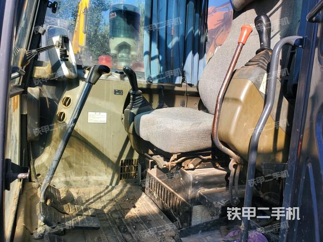 駕駛室整體(整機(jī)外觀) 駕駛室整體(整機(jī)外觀)