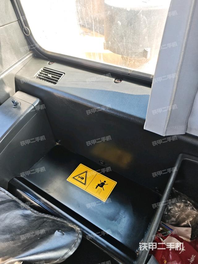 座椅右侧控制台/钥匙门/油门/含右手柄（驾驶室部分）