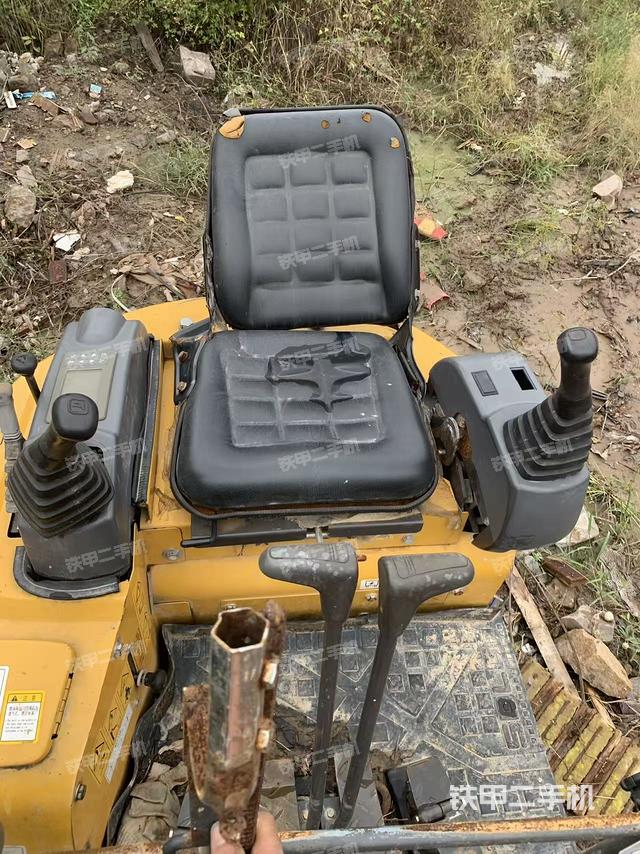 駕駛室頂部(整機(jī)外觀) 駕駛室頂部(整機(jī)外觀)