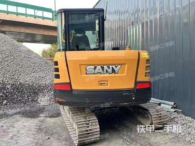 駕駛室頂部(整機(jī)外觀) 駕駛室頂部(整機(jī)外觀)