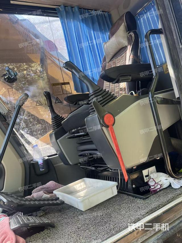 座椅右侧控制台/钥匙门/油门/含右手柄（驾驶室部分）