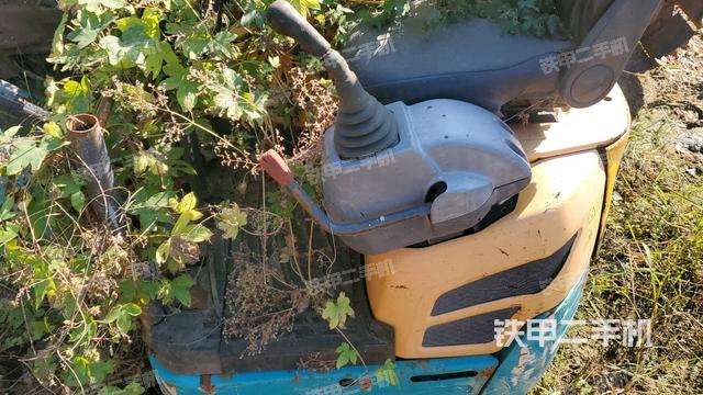 駕駛室整體(整機(jī)外觀) 駕駛室整體(整機(jī)外觀)