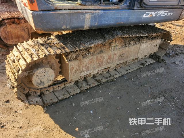 單側(cè)履帶整體(整機外觀) 單側(cè)履帶整體(整機外觀)