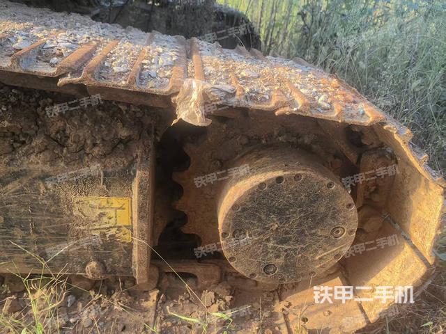 單側(cè)履帶整體(整機(jī)外觀) 單側(cè)履帶整體(整機(jī)外觀)