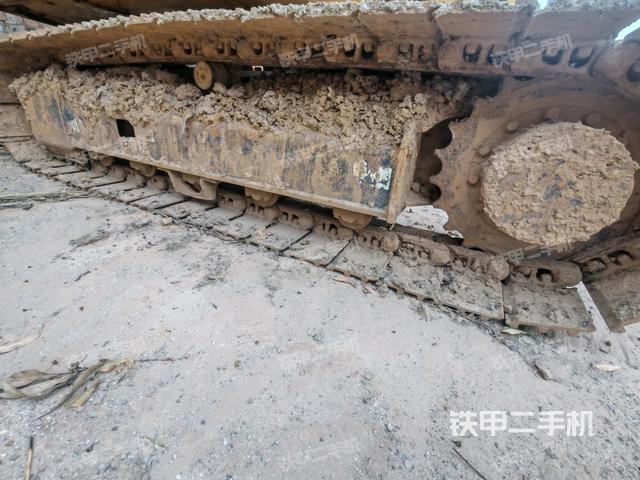 單側(cè)履帶整體(整機(jī)外觀) 單側(cè)履帶整體(整機(jī)外觀)