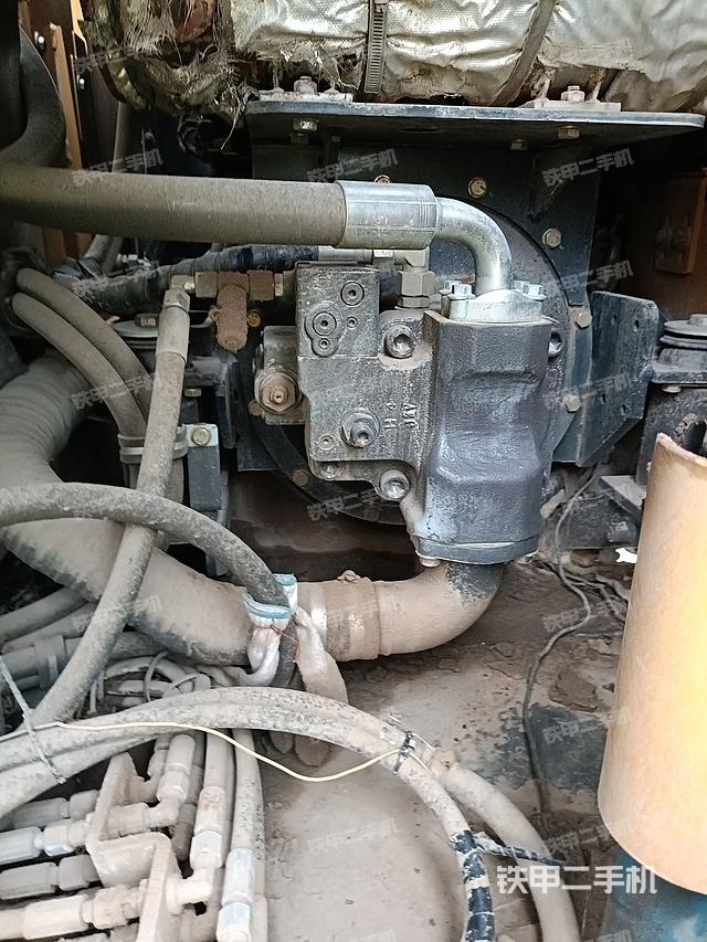 液壓泵艙室正面整體(整機外觀) 液壓泵艙室正面整體(整機外觀)