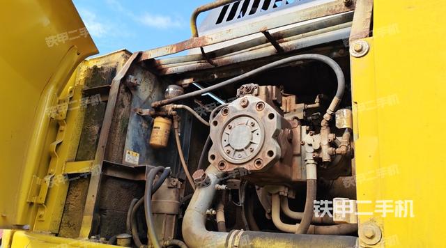 液压泵舱室正面整体（整机外观）