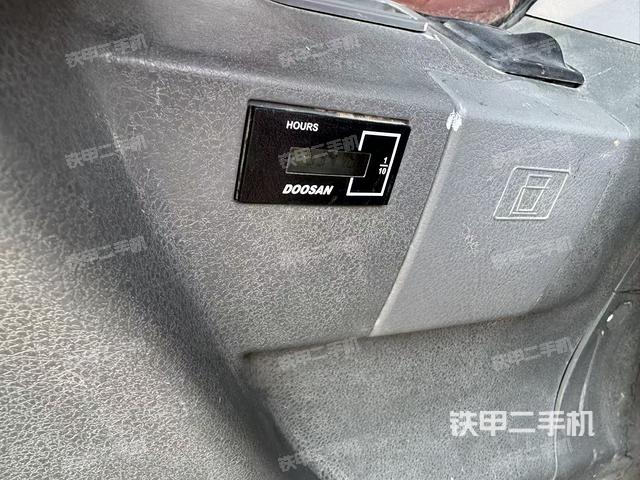 駕駛室整體(整機(jī)外觀) 駕駛室整體(整機(jī)外觀)