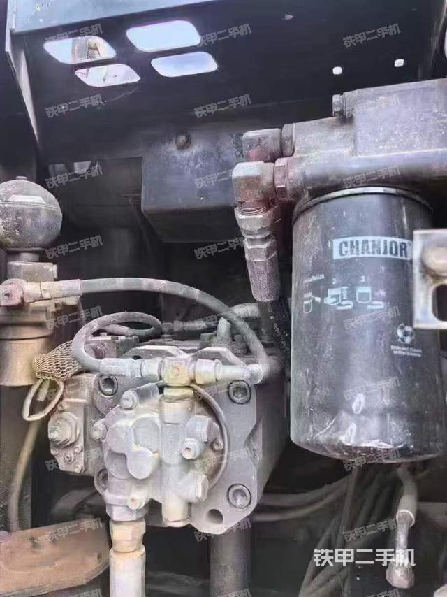 液压泵舱室正面整体（整机外观）