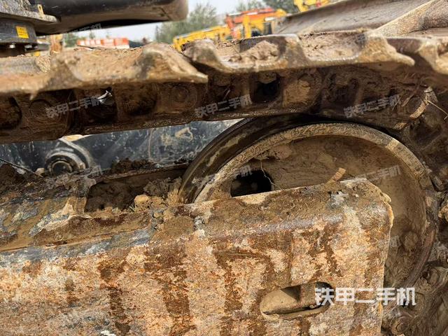 單側(cè)履帶整體(整機(jī)外觀) 單側(cè)履帶整體(整機(jī)外觀)