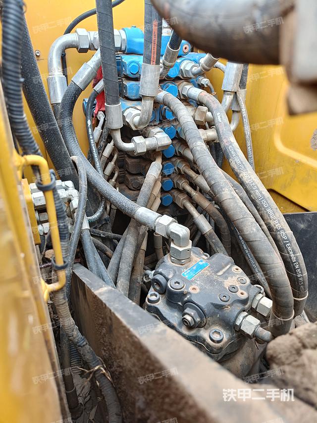 回轉馬達和主控閥(整機外觀) 回轉馬達和主控閥(整機外觀)