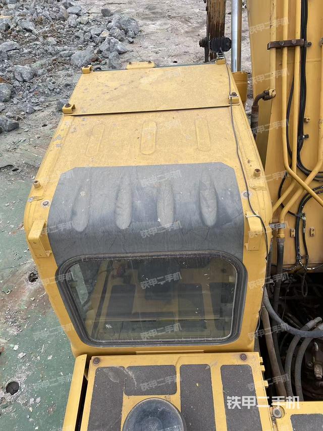 駕駛室頂部(整機(jī)外觀) 駕駛室頂部(整機(jī)外觀)